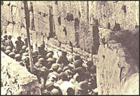 הצנחנים בכותל, רגע לאחר הפריצה. הרחבה הורחבה זמן קצר לאחר מכן.