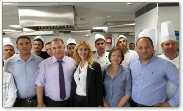 עם תלמידי מגמת אומנות הבישול בסדנה החדישה. ראש עיריית נצרת עלי סלאם, מנכ"ל קבוצת עמל עו"ד רוית דום, מנהלת האגף להכשרה מקצועית אנה גלוק ומנהל ביה"ס גזאל עונאללה
