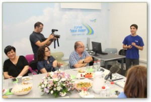 תלמידי מרכז היזמות מציגים את פיתוחיהם בפני המשלחת