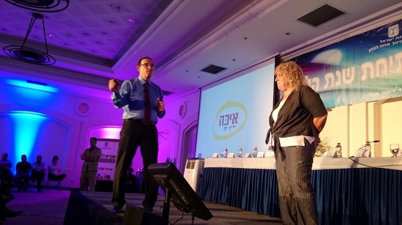 שר החינוך שי פירון ומנהלת מחט טבריה הדסה קובי