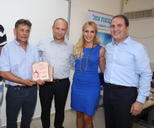 מימין לשמאל: ראש עיריית אשדוד ד"ר יחיאל לסרי, מנכ"ל קבוצת עמל עו"ד רוית דום, שר הכלכלה נפתלי בנט ומנהל ביה"ס ציון ביטון, צילום: ליאור סביליה