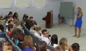 מנכ"ל קבוצת עמל מברכת את תלמידי שכבת י"א ברב תחומי עמל שבח מופת ביום פתיחת שנת הלימודים החדשה