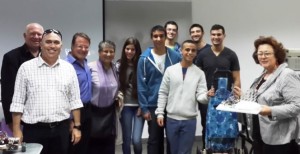 ביקור המשלחת במכללת אורט גבעת רם ע"ש חרמץ בירושלים, בניהולו של מר דוד גרקו ובפיקוח משרד החינוך. בתמונה מדגימים תלמידי מגמת הרובוטיקה עגלת קניות מטפסת מדרגות ומאירה את תכולתה כדוגמה לאחד מהפתרונות הטכנולוגיים היצירתיים אותם מפתחים תלמידי המגמה.