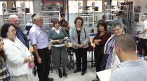 ביקור המשלחת בבית הספר "אורט בית הערבה " בירושלים, בניהולה של הגב' רויטל אמיר ובפיקוח משרד הכלכלה. בתמונה מברך באנגלית תלמיד מגמת חשמל את המשלחת ומספר על המשמעות הגדולה של בית הספר כבית שני של התלמידים ביקור המשלחת בבית הספר "אורט בית הערבה " בירושלים, בניהולה של הגב' רויטל אמיר ובפיקוח משרד הכלכלה. בתמונה מברך באנגלית תלמיד מגמת חשמל את המשלחת ומספר על המשמעות הגדולה של בית הספר כבית שני של התלמידים