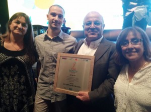 תמונה עם התעודה מהטקס