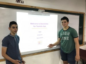 תלמידי כיתה ט' יהלי גונוס ושקד לישע מציגים את המיזם. בתמונה מעלה: התלמידות נועה פטשניק ובר אופק IMG-20180604-WA0019