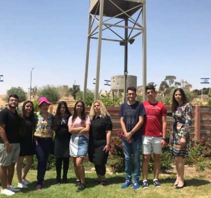חוקרים את כיכר העצמאות בדימונה חוקרים את כיכר העצמאות בדימונה