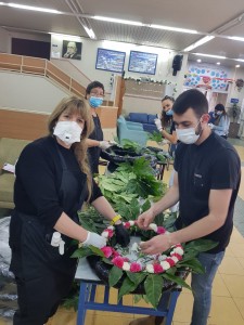 התלמידים שוזרים זרים