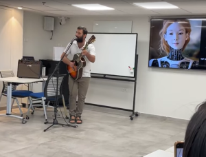פרופ' אליוסף מלווה את הבינה בגיטרה