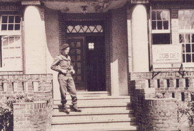 מנפרד גנז (ליוטננט פרד גריי) בחזית בית הוריו בבורקן, 1945 