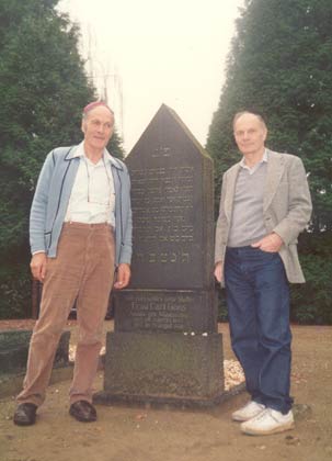 1988 - מנפרד ותאו בבית הקברות היהודי בבורקן